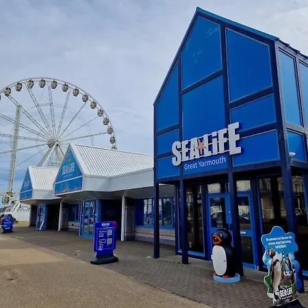 Macs Shack: Beachside Pet-Friendly Chalet with Entertainment Great Yarmouth Exterior photo