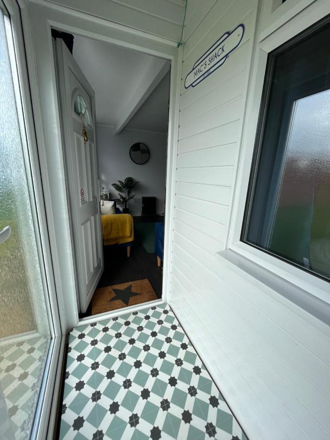 Macs Shack: Beachside Pet-friendly With Entertainment *