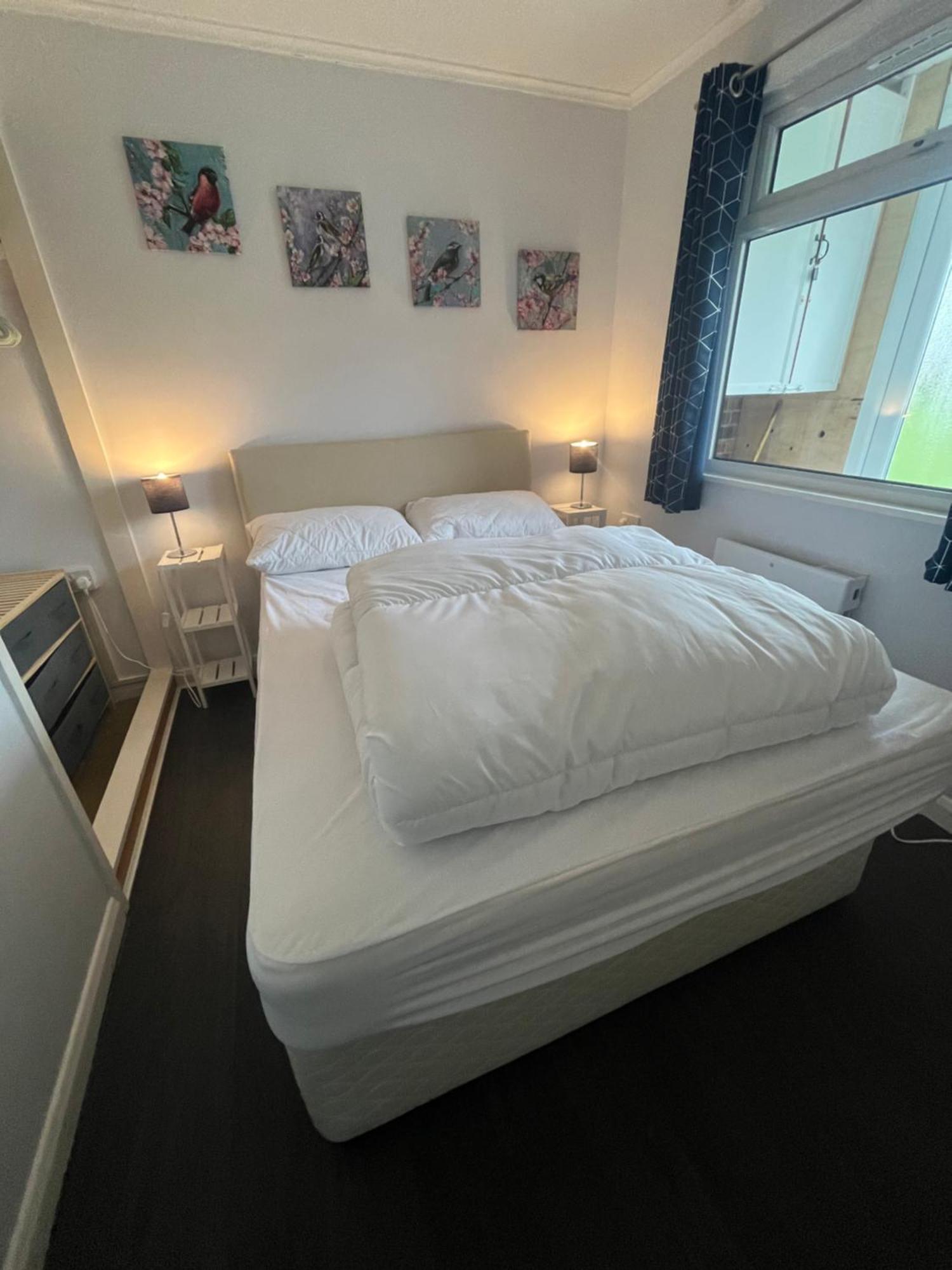Macs Shack: Beachside Pet-friendly With Entertainment *